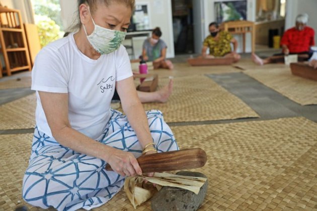 Photo: Wahine making kapa