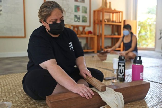 Photo: Wahine making kapa