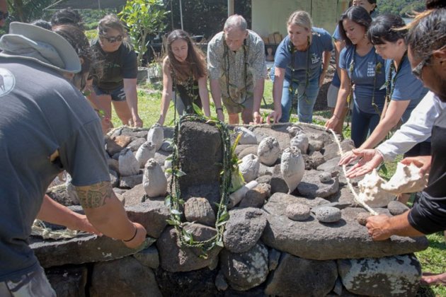 Photo: Volunteers present an offering at Alokoko