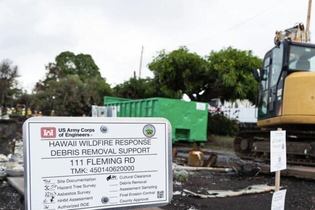 Photo: Signs for Hawaii Wildfire Response