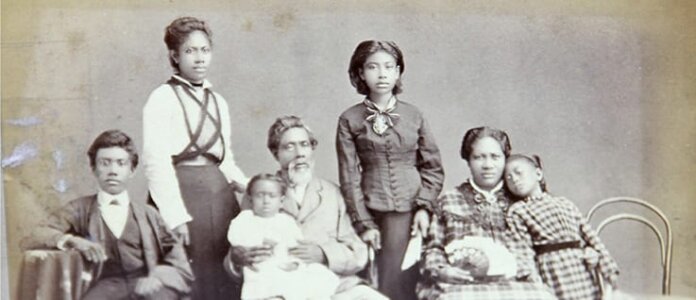 Photo: Reverend George Haina, his wife Kaluahine, their son and four daughters