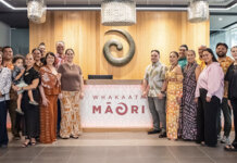 He Huakaʻi ʻŌlelo Hawaiʻi i Aotearoa Photo: Hawaiian Arilines Staff at Whakaata Māori
