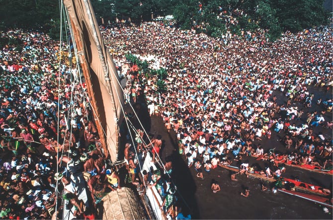 Photo: Thousands crowd around Hōkūleʻa as she arrives at Papeʻete Harbor