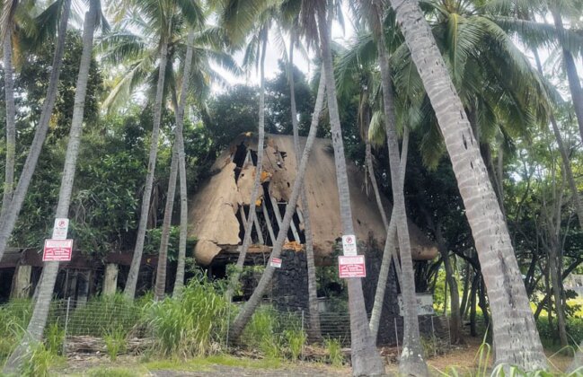 Photo: The collapsing A-frame of the Punaluʻu Village Restaurant