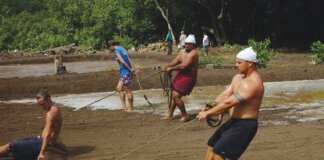 Kānāwai Kaiāulu i Mea e Hoʻomalu ai kō Kākou ʻĀina Kūpuna Photo: Volunteers work to restore water to a Loi